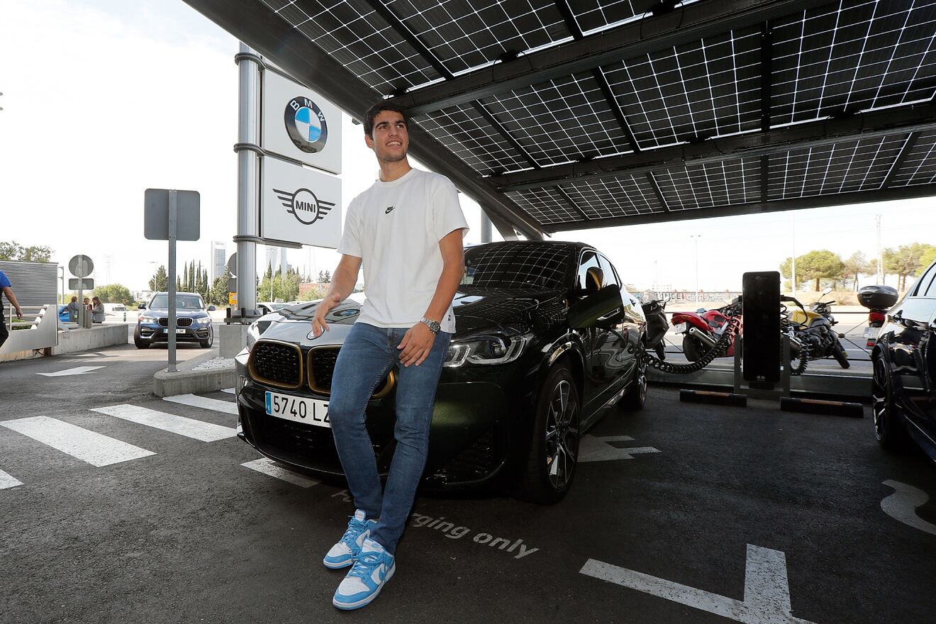 El Carlos Alcaraz conductor: carné a la primera, apuesta por el eléctrico y le gusta conducir