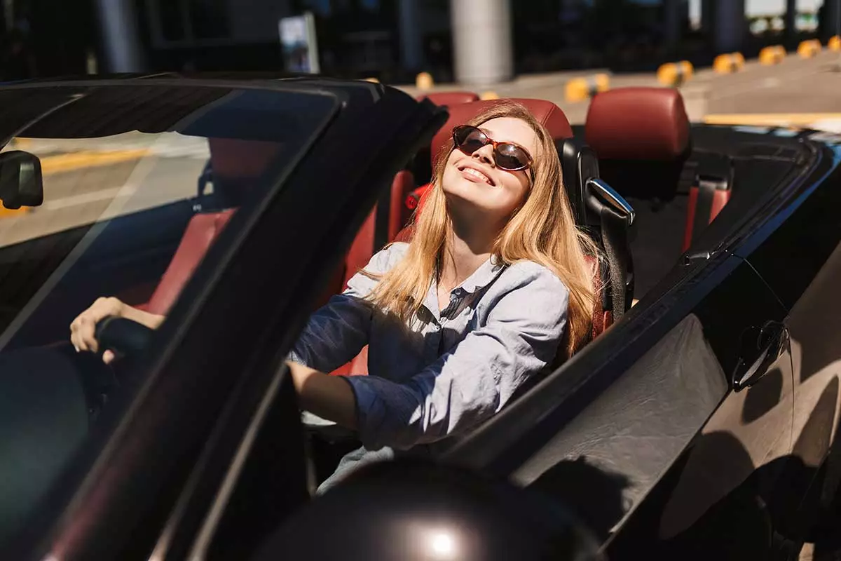 ¿Te pueden multar por conducir con gafas de sol? Esto dice la DGT